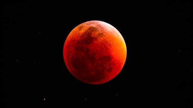 Llega el eclipse lunar del siglo en agosto: la noche será más oscura que nunca y todos podrán observar el manto negro desde sus casas