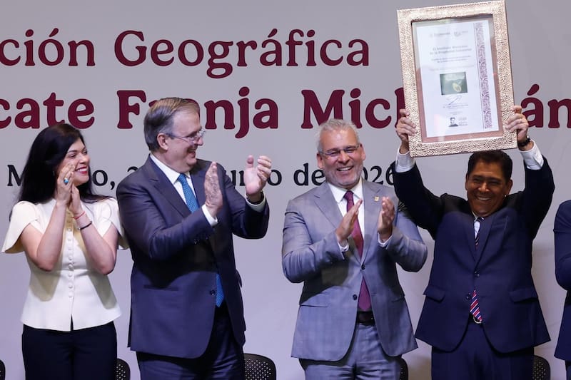 El secretario de Economía de México, Marcelo Ebrard (i), sostiene el reconocimiento de indicación geográfica al aguacate Franja Michoacán junto al gobernador de Michoacán, Alfredo Ramírez, en una rueda de prensa este martes, en Ciudad de México (México). EFE/Sáshenka Gutiérrez
