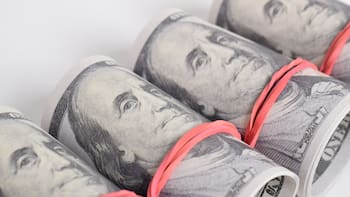 Dólares del colchón: la reacción que generó en el exterior el “no rompan las p...” de Caputo