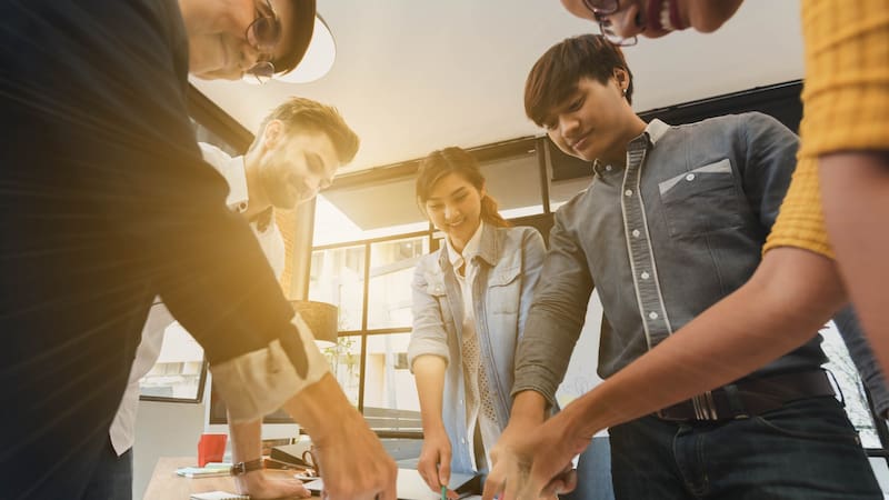 La autogestión se nota en decisiones que no necesitan escalarse, en mejoras continuas visibles y en menos tiempo perdido “pidiendo permiso”, o bien, obedeciendo órdenes.