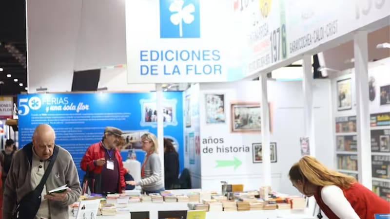 Un cartel colgado en el stand de la 50ª Feria Internacional del Libro de Buenos Aires fue la despedida de Ediciones de la Flor : “Es nuestra última feria, y nuestro último año de actividad”.