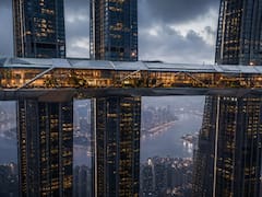 China construyó un “rascacielos horizontal” de 300 metros que conecta cuatro torres a 250 metros de altura y la estructura de 12.000 toneladas convierte a la arquitectura en una prueba de equilibrio
