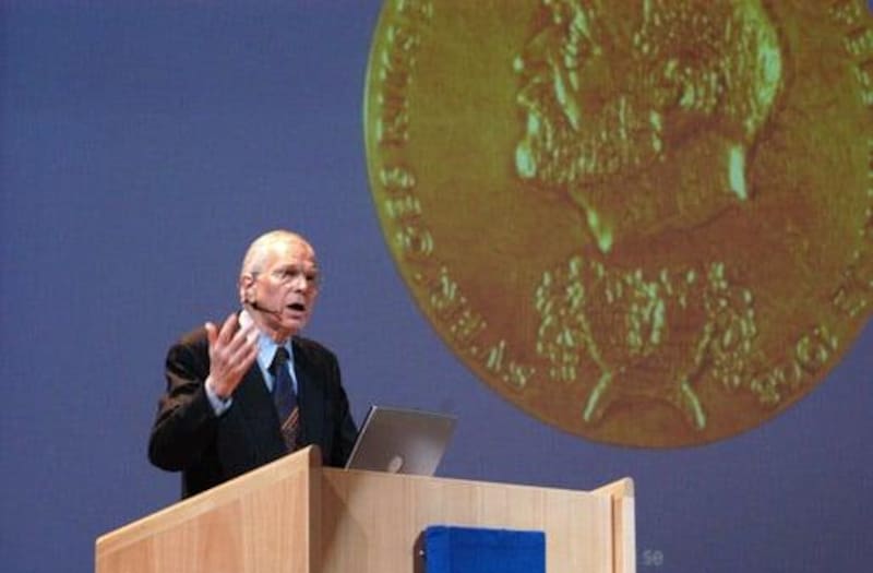 Edmund Phelps durante una conferencia tras recibir el Premio Nobel de Economía. (Foto: NobelPrize)