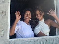 Construyeron una casa de siete ambientes con 8,000 botellas de vidrio y tubos de pasta dental: son madre e hija y transforman residuos en materiales de construcción