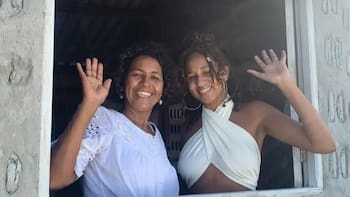 Construyeron una casa de siete ambientes con 8,000 botellas de vidrio y tubos de pasta dental: son madre e hija y transforman residuos en materiales de construcción