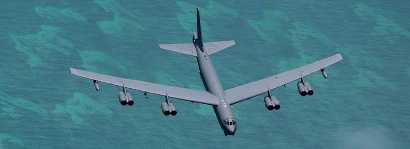 El bombardero B-52 Stratofortress fue sumado al despliegue militar de Estados Unidos para reforzar los ataques a larga distancia contra objetivos estratégicos en Irán.