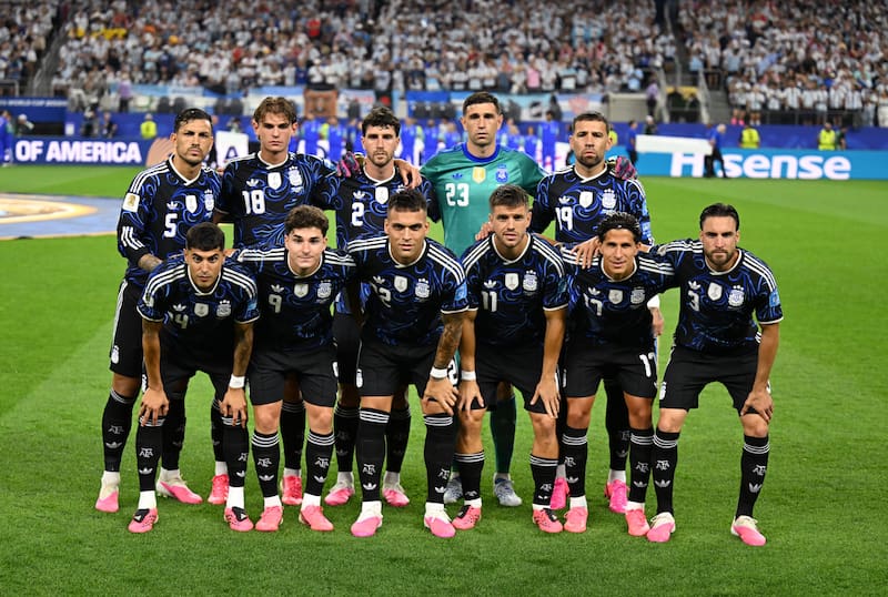 (260627) -- DALLAS, 27 junio, 2026 (Xinhua) -- Jugadores de Argentina posan para una fotografía grupal previo al partido del Grupo J de la fase de grupos de la Copa Mundial de la FIFA 2026 ante Jordania, celebrado en el Estadio Dallas, en Dallas, Estados Unidos, el 27 de junio de 2026. (Xinhua/Cheng Min) (jg) (vf)