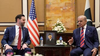 Con movimientos en el estrecho de Ormuz, Estados Unidos e Irán negocian en Pakistán un acuerdo por la paz