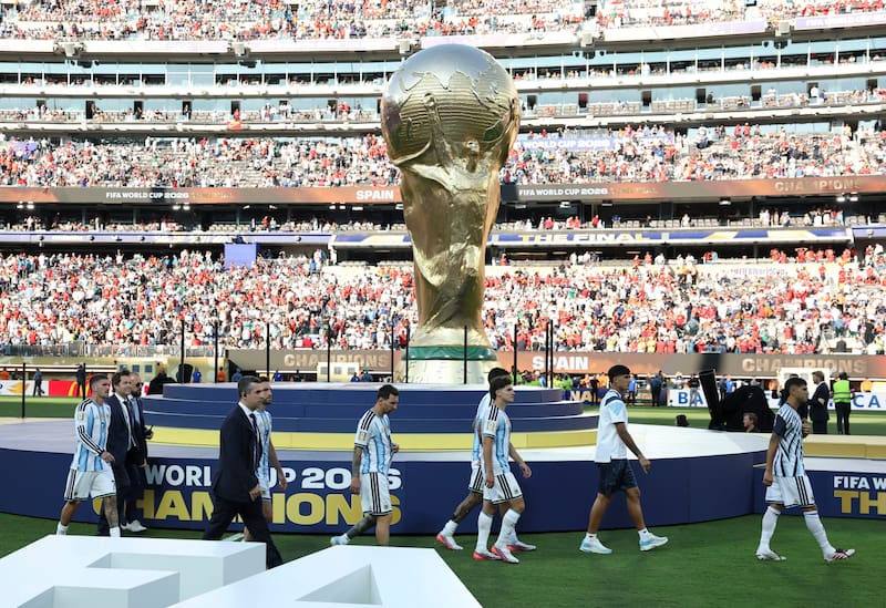 (260719) -- NUEVA YORK, 19 julio, 2026 (Xinhua) -- Jugadores de Argentina salen de la cancha al término del partido final de la Copa Mundial de la FIFA 2026 ante España, celebrado en el Estadio Nueva York Nueva Jersey, en Nueva York, Estados Unidos, el 19 de julio de 2026. (Xinhua/Li Ming) (rtg) (vf)
