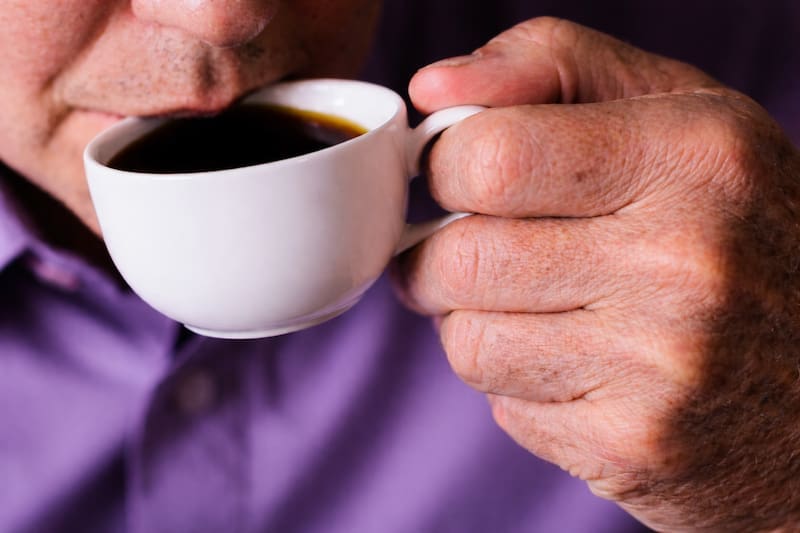 Un sorbo de agua antes neutraliza esos sabores residuales y permite que el café se perciba con toda su intensidad (foto: archivo).