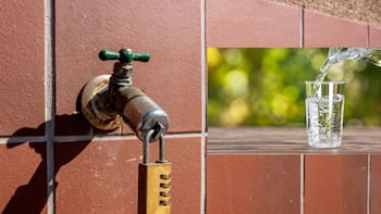 Ya es ley en CDMX: hasta 12 años de cárcel y multas de 234,000 pesos para quienes roben, desvíen o lucren con el agua potable