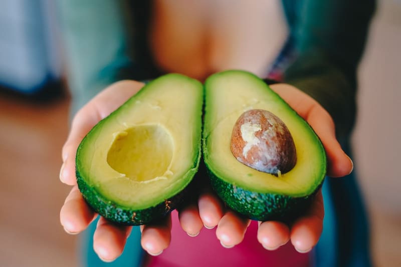 El aguacate es rico en ácidos grasos y en vitaminas como la C y la E.