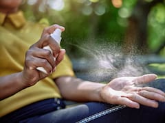 Mezclar 730 ml de alcohol de 96° con 270 ml de agua: para qué sirve y por qué conviene dejarlo al 70%