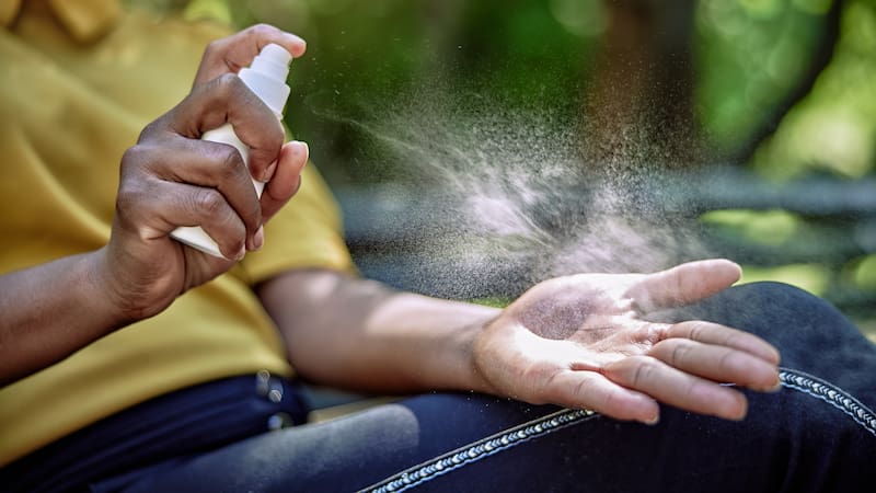 El alcohol al 100% tiene muy poca acción germicida, mientras que la solución al 70% presenta una mayor efectividad, según la Profeco.