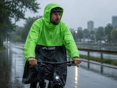 El aliado perfecto para los ciclistas se encuentra en Lidl: este poncho de lluvia protege contra el viento y agua