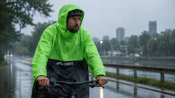 El aliado perfecto para los ciclistas se encuentra en Lidl: este poncho de lluvia protege contra el viento y agua