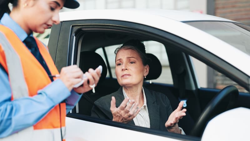 El artículo 72, inciso b), punto 1 de la Ley de Tránsito establece la retención preventiva de las licencias habilitantes cuando “estuvieren vencidas”. (Foto: Shutterstock)