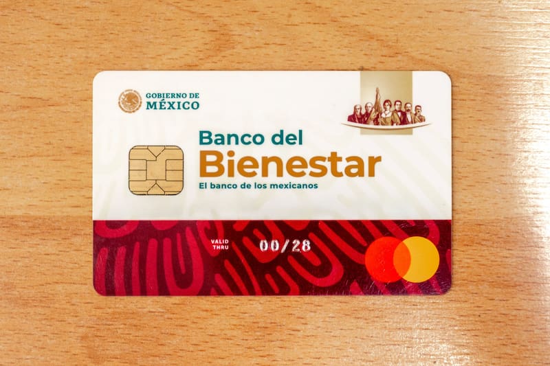 El Banco del Bienestar depositará a jubilados la Pensión Bienestar por apellido. Fuente: Shutterstock