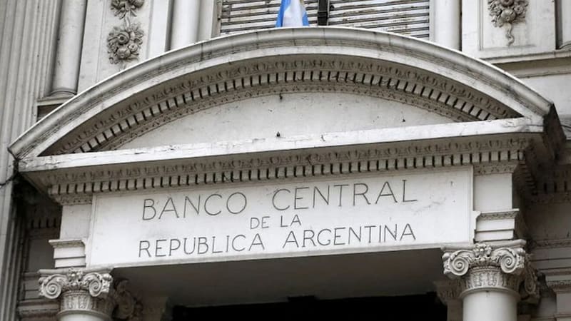El BCRA decidió mantener sin vencimiento la autorización que permite a los bancos recibir y canjear dólares estadounidenses en mal estado, manchados o de diseños antiguos (Fuente: Archivo).