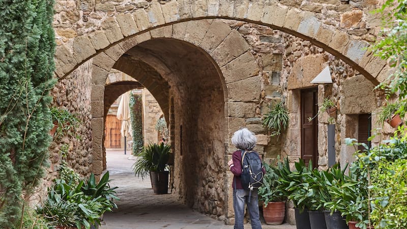 El bello pueblo establecido en la Edad Media que hoy es conocido por sus “Ocho apellidos catalanes”.