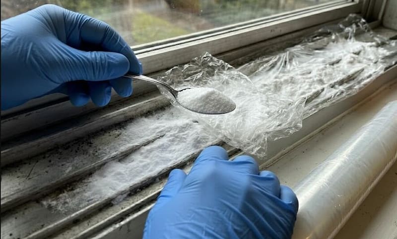 El bicarbonato de sodio se convirtió en uno de los productos más recomendados para realizar una limpieza profunda sin recurrir a químicos agresivos.(Fuente: imagen creada con IA)