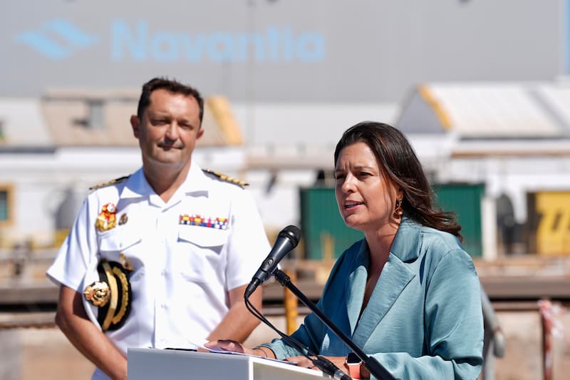 La alcaldesa de San Fernando, Patricia Cavada (d), ha celebrado una rueda de prensa en las instalaciones de Navantia San Fernando junto al capitán de navío José María de la Puente Mora-Figueroa, este miércoles, en San Fernando (Cádiz).