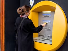 ¿El cajero te tragó la tarjeta? Esto es lo que jamás debes hacer para recuperarla