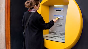 ¿El cajero te tragó la tarjeta? Esto es lo que jamás debes hacer para recuperarla