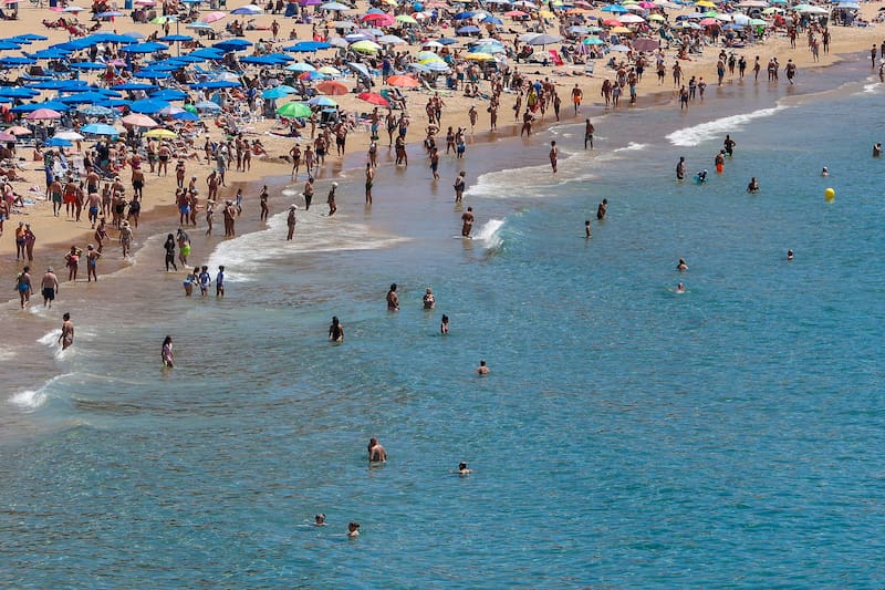 GRAFCVA4078. BENIDORM (ALICANTE), 22/05/2026.- Vista general de la playa de Benidorm este viernes en el que la Agencia de Meteorología (Aemet) ha indicado que el calor ganará intensidad en los próximos días hasta dejar temperaturas plenamente veraniegas en gran parte de España y que prevé una última semana de mayo "muy calurosa" y un inicio de junio también más cálido de lo habitual. EFE/Morell
