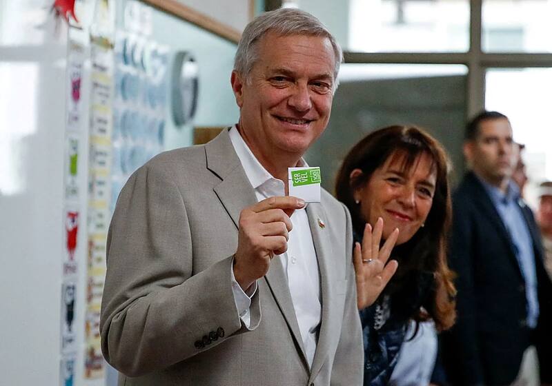 El candidato de derecha José Antonio Kast votando este domingo.