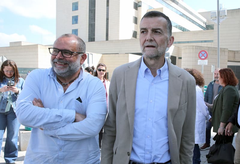 GRANADA (ESPAÑA), 27/03/2026.- El candidato de Por Andalucía a la presidencia de la Junta y coordinador federal de Izquierda Unida, Antonio Maíllo (d) junto al candidato de Por Andalucía a parlamentario andaluz por la provincia de Granada, Rafael Sánchez Rufo (i) tras una reunión este viernes con los Comités de empresa de Fundaciones de Investigación Biosanitarias Andaluzas FIMABIS, FISEVI, FIBICO, FABIS, FCÄDIZ, FPS, en el Hospital del parque tecnológico de Ciencias de la Salud en Granada. EFE/Pepe Torres.