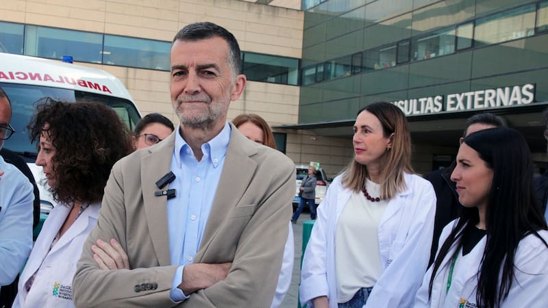 GRANADA (ESPAÑA), 27/03/2026.- El candidato de Por Andalucía a la presidencia de la Junta y coordinador federal de Izquierda Unida, Antonio Maíllo (c) tras una reunión este viernes con los Comités de empresa de Fundaciones de Investigación Biosanitarias Andaluzas FIMABIS, FISEVI, FIBICO, FABIS, FCÄDIZ, FPS, en el Hospital del parque tecnológico de Ciencias de la Salud en Granada. EFE/Pepe Torres.