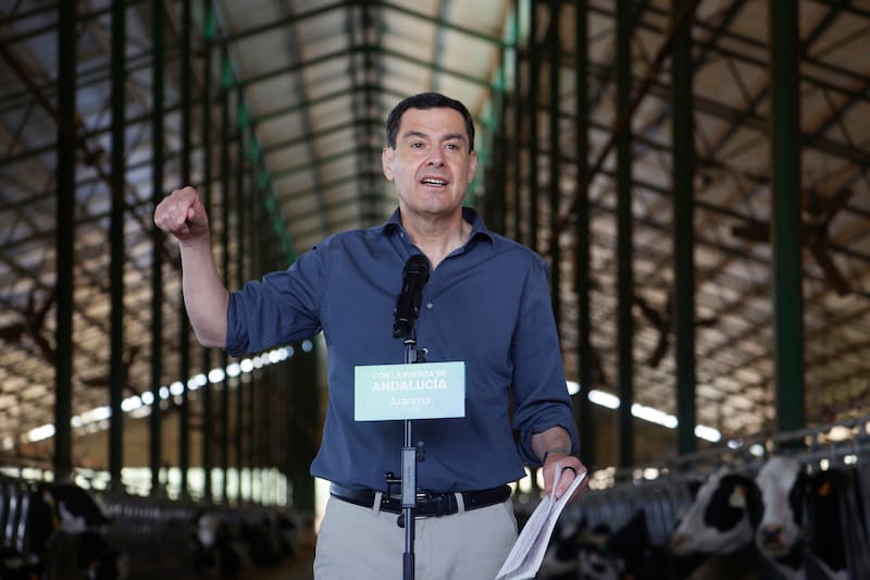 El candidato del Partido Popular a la Junta de Andalucía Juanma Moreno da un discurso durante visita la ganadería el Cruce en la localidad de Añora, Córdoba.