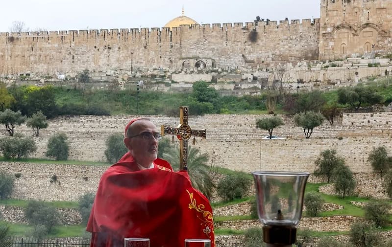 El cardenal Pierbattista Pizzaballa, patriarca latino de Jerusalén, celebra una misa con motivo del Domingo de Ramos en Jerusalén.