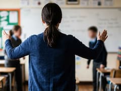 Una profesora se fracturó al separar una pelea entre alumnos: la Justicia se niega a indemnizarla y el fallo deja mudo a su abogado