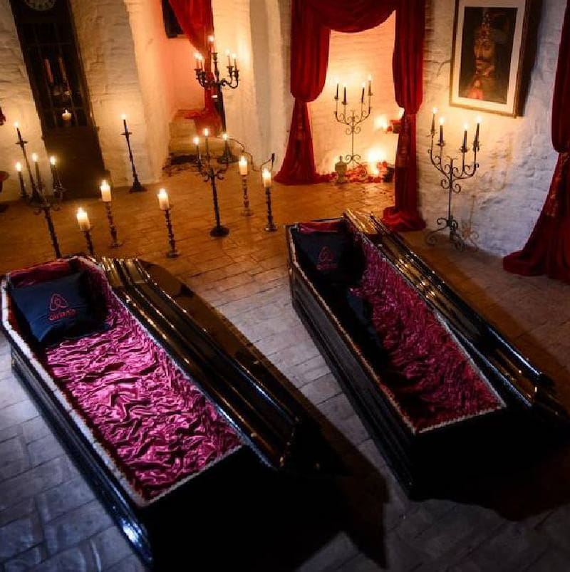 El “CASTILLO DE DRÁCULA” se encuentra en esta localidad: destaca por su belleza arquitectónica y escalofriantes historias.