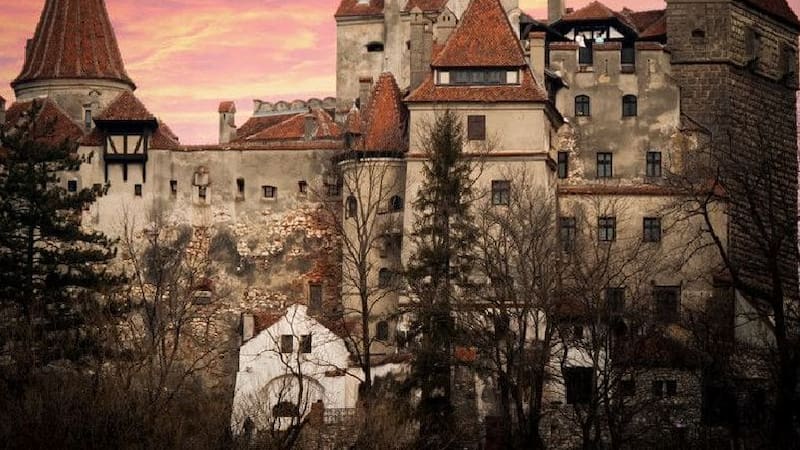 El "CASTILLO DE DRÁCULA" se encuentra en esta localidad: destaca por su belleza arquitectónica y escalofriantes historias.