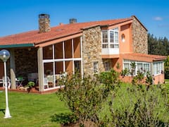 Ponen a la venta un chalet de 30 años, reformado y amueblado de 347 m²: tiene piscina, finca de 2616 m² y esta a solo 4 kilómetros de la playa