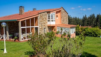 Ponen a la venta un chalet de 30 años, reformado y amueblado de 347 m²: tiene piscina, finca de 2616 m² y esta a solo 4 kilómetros de la playa