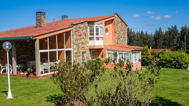 Ponen a la venta un chalet de 30 años, reformado y amueblado de 347 m²: tiene piscina, finca de 2616 m² y esta a solo 4 kilómetros de la playa