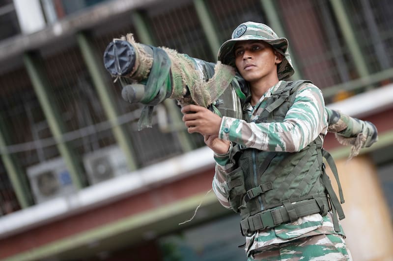 Un integrante de la Milicia Bolivariana de Venezuela custodia durante una manifestación. Fuente: EFE.