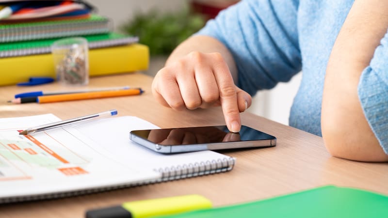 El Colegio Nacional de Buenos Aires prohibió el uso en clase de los celulares a todos sus estudiantes. (Foto: Shutterstock)