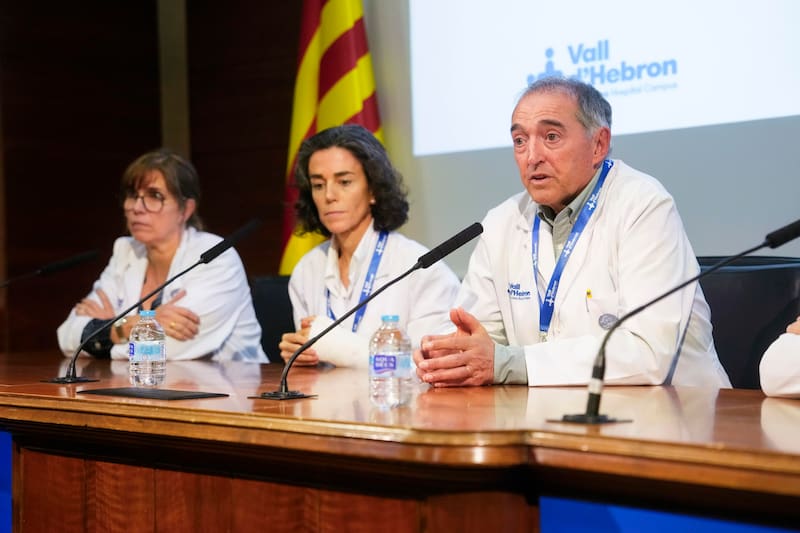 El director gerente de Vall d'Hebron, Albert Salazar, la jefa de Neurología, Patricia Pozo (c), y la jefa del servicio de Medicina Física y Rehabilitación, Judith Sánchez-Raya.