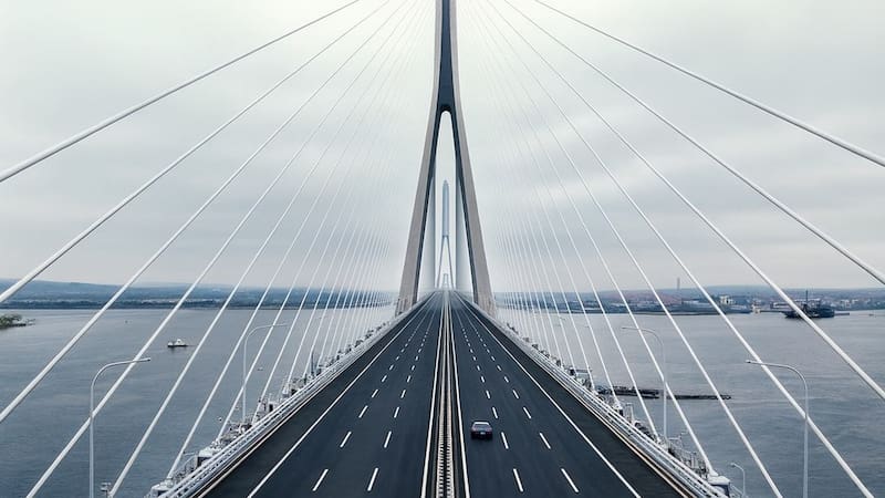 La magnitud del proyecto lo posiciona como el puente colgante más largo del mundo, combinando una autopista veloz, caminos alternativos y un sistema ferroviario de última generación.