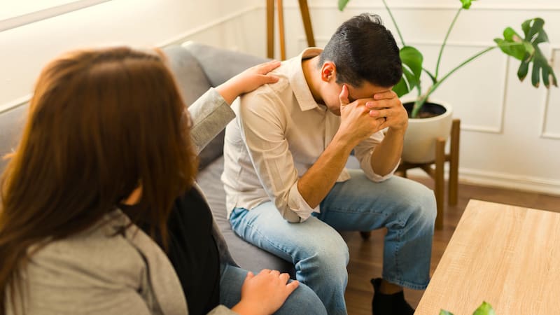 El estudio en psicología abordó cómo las personas modifican lo que cuentan sobre sus éxitos y fracasos según las emociones de quienes los escuchan. (Fuente: Shutterstock)