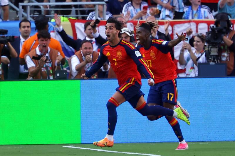 El festejo de Ferrán y Williams tras marcar el 1-0 de España.