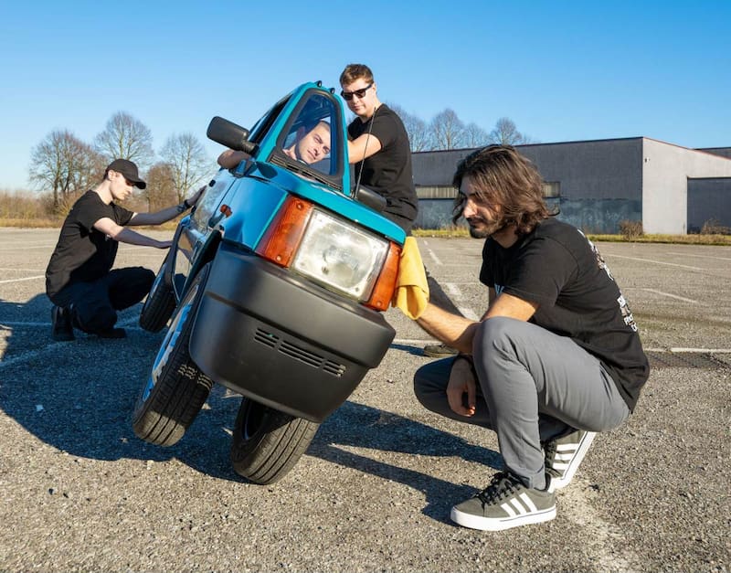 El Fiat Panda transformado por el mecánico italiano Andrea Marazzi para ser el auto más estrecho del mundo es manejable y tiene un motor eléctrico.
