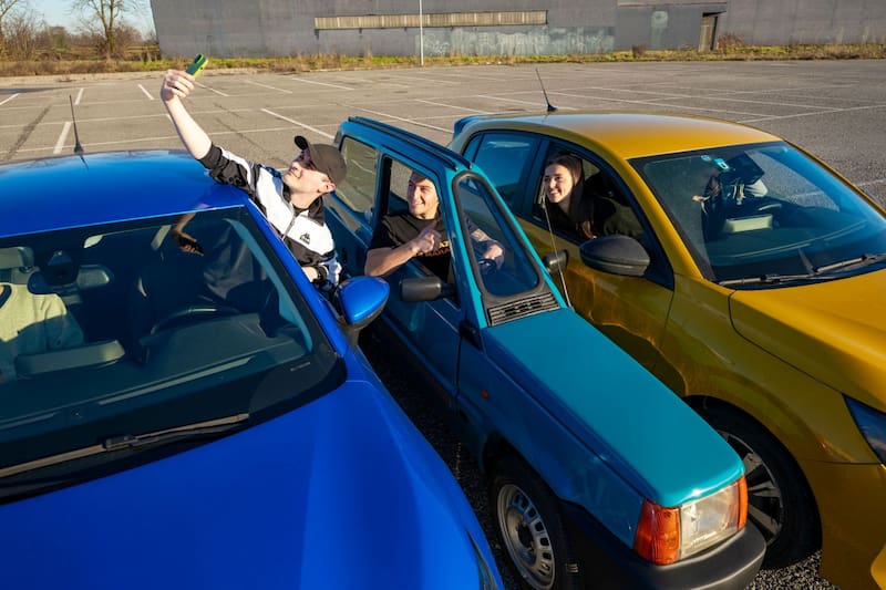 El Fiat Panda transformado por el mecánico italiano Andrea Marazzi para ser el auto más estrecho del mundo es manejable y tiene un motor eléctrico.