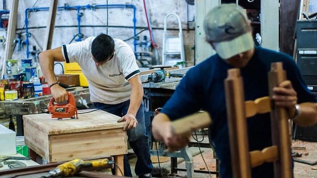 El Gobierno ordenó suprimir las horas extras en todo el país: el fin de las chambitas adicionales