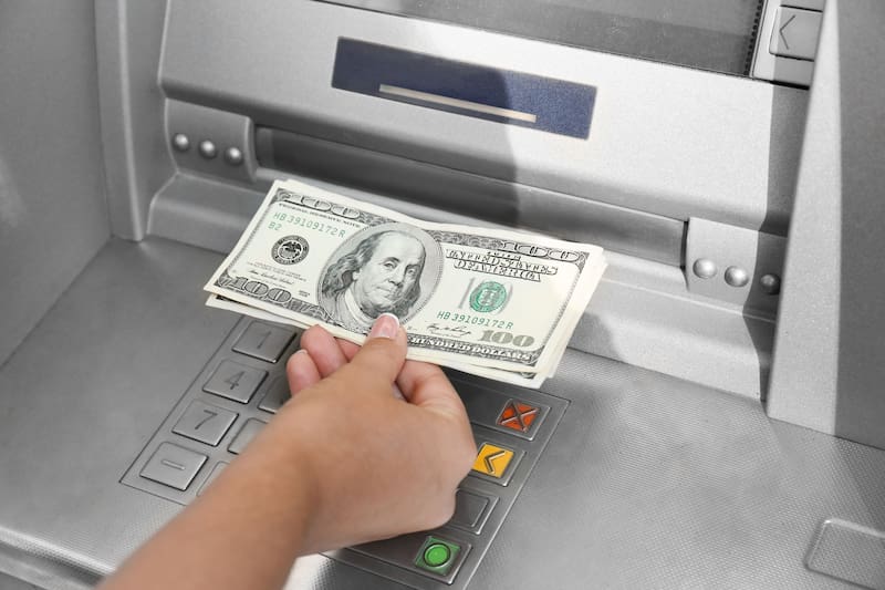 El incumplimiento puede derivar en sanciones severas, que van desde advertencias hasta el bloqueo temporal de cuentas bancarias.